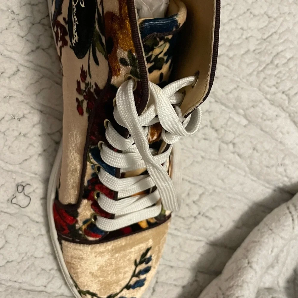 Christian Louboutin Beige Floral Velvet Low-Top Sneakers with Red Soles - Picture 5 of 6